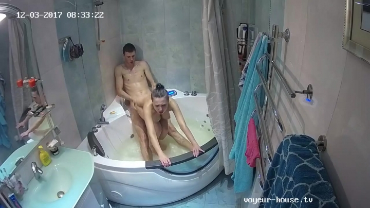 Парень с девушкой в ванной снимают домашний секс и трахаются